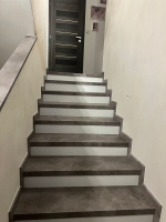  Schody z vinylu BUKOMA Beton Kámen Šedohnědý Domanín - pohled na konec schodiště